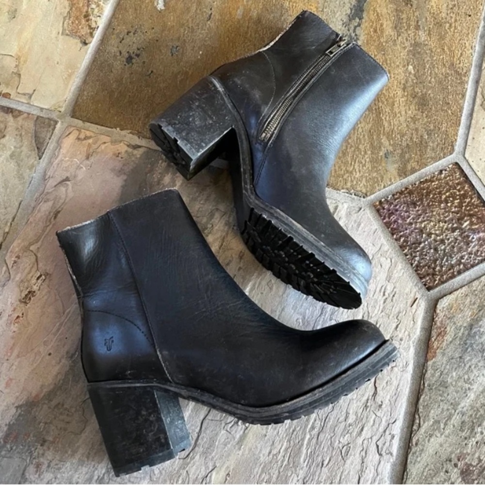 🍃💕NIB FRYE Karen Ankle Zip Distressed Black Leather Bootie Size US 9